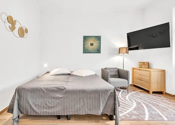 2 - With Terrace Near Place De Paris *