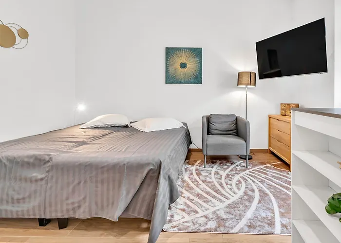 2 - With Terrace Near Place De Paris *